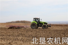 智能技术全面应用 中联重科自动驾驶拖拉机助力东北春耕