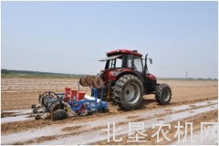 黄河流域（河北）棉花生产全程机械化示范基地进行棉花播种