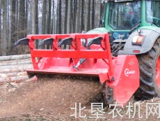 西安农机总站率先引进大型进口果枝粉碎机