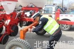 友谊县农业局开展免费粘贴反光贴活动