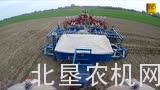 芬特927拖拉机配农具进行整地播种联合作业