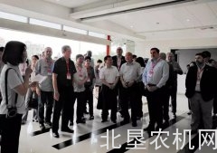 15国驻华使节组团参观访问中国一拖