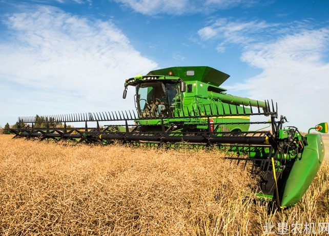 农业机械化助力新疆夏粮收获