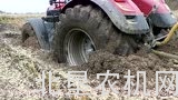 凯斯300拖拉机陷入泥潭