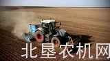 芬特826拖拉机配雷肯播种机作业