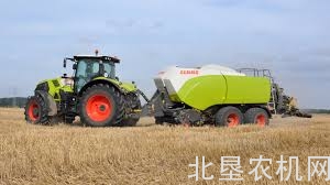 秸秆变形记：新型农机——履带式秸秆打捆机
