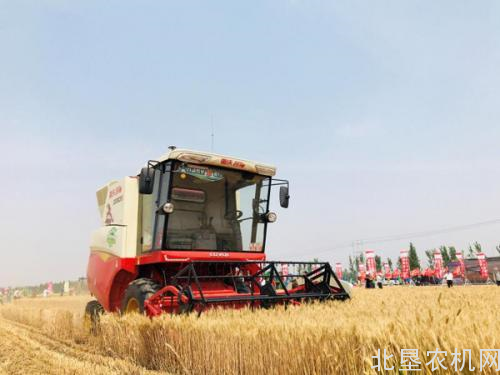 麦田里驶来无人驾驶收割机