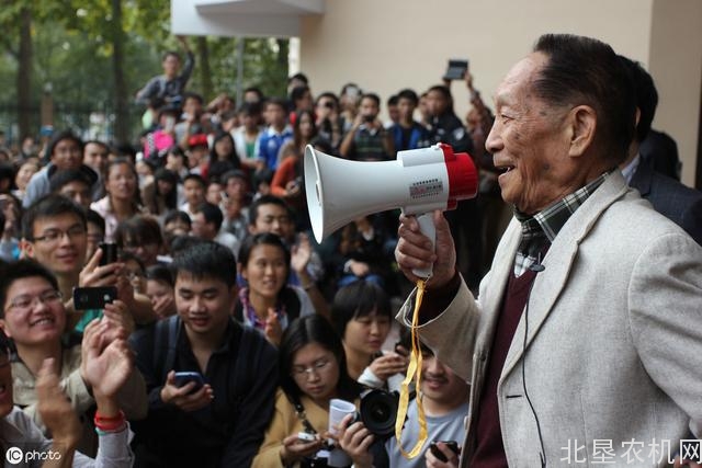 一斤小麦买不出一瓶水的农业怪象咋改变？袁隆平支招，深入农民心