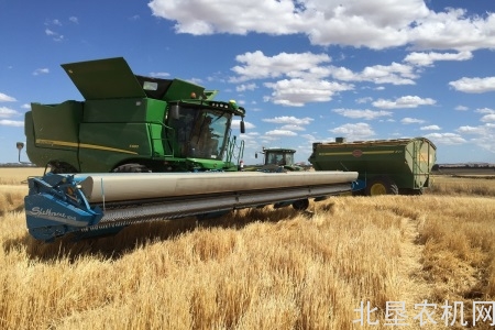 谢尔本Reynolds摘穗割台作业