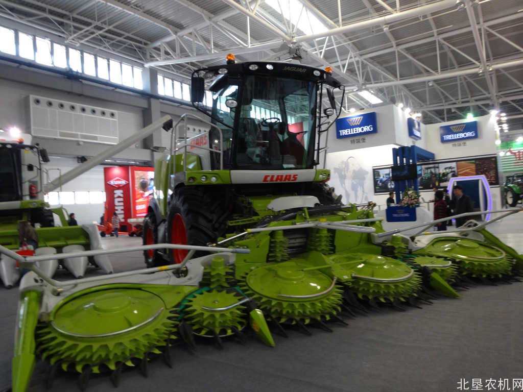 创业农场检修收割机“备战”秋收