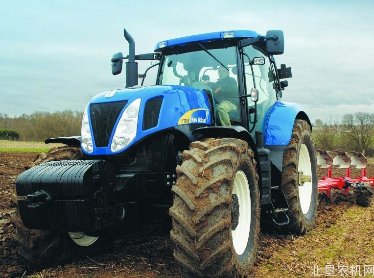 吹着空调、穿着白衬衣，“帅气”的新型农机手让人大开眼界