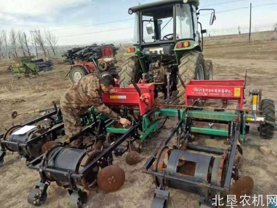 一八六团职工：改革助推农机联合发展 促职工增收致富