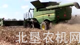 约翰迪尔S690挂16行玉米割台，速度相当惊人