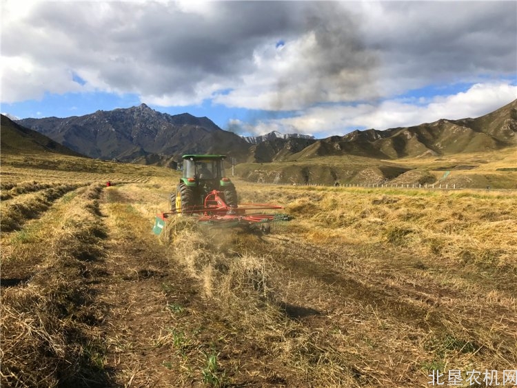 经销商付旗：格兰牧草设备热销河西走廊，结实耐用成用户首选