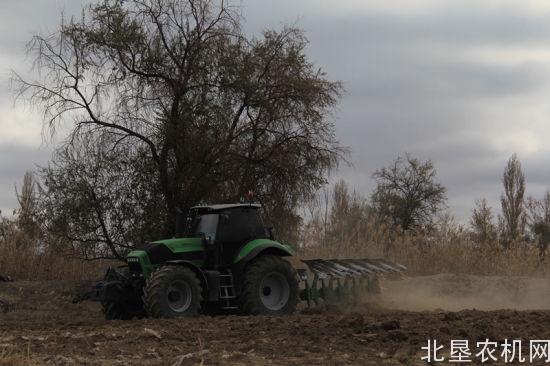 “农机+政策”催生布局良机 十师182团“钱景”广阔
