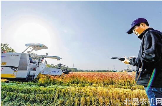 无人驾驶农机扎堆亮相吴兴 这片田，“科幻片”正上演