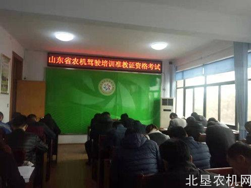 这场面还真少见！农机驾驶证这样考