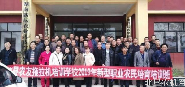 华容50名农机手学开“飞机”……