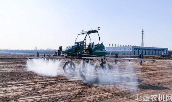 “无人驾驶”走进农机领域，耕种播种收获可全程无人作业