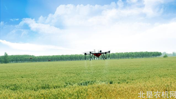 西华县农机局开展遥控飞行喷雾机示范补助工作