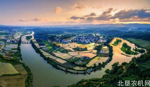 迈进新的一年，奋斗只争朝夕，烟台开发区项目攻坚建设“马不停蹄”。日前，在烟台韩晔机械太荣车轴飞轮项目现场，室外温度逼近零下，工人们吆喝着鼓劲，呼出的热气眨眼便消散在寒风里