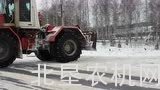 基洛维兹三台拖拉机冬季雪地上挪草垛
