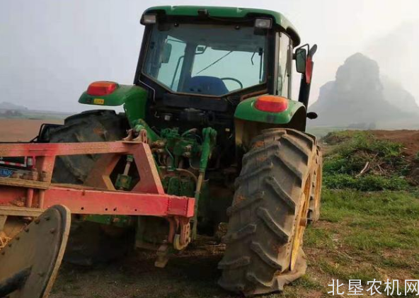 一个拖拉机轮胎几千块，扎破了耽误犁地，让农机手心疼
