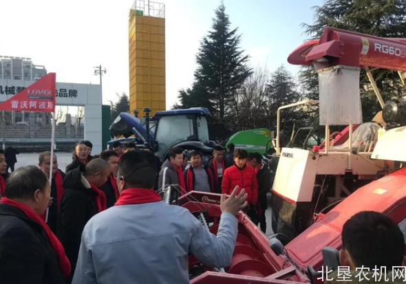 河南百名农机手到山东潍坊雷沃厂区试乘试驾