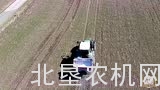 芬特拖拉机配撒肥机作业视频