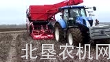 迪沃夫RJA2060型牵引式马铃薯收获机在泥泞条件下作业