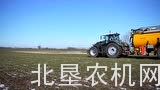 芬特1050拖拉机配泥浆罐车作业