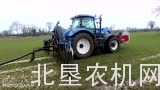 纽荷兰拖拉机牵引泥浆罐车作业