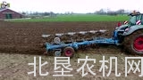 芬特拖拉机配雷肯6铧犁作业