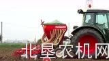 芬特211拖拉机配盖斯帕多播种机作业