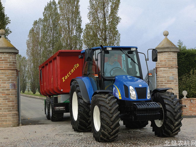 纽荷兰T5系列拖拉机应用在牧场