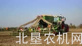 芬特拖拉机牵引阿玛松Cirrus播种机播种小麦