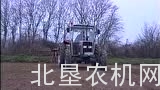 麦赛福格森390拖拉机配播种机作业