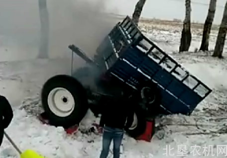 黑龙江大雪致拖拉机翻车，拖拉机翻车仍在运转，驾驶员拽出已死亡