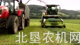 克拉斯青贮机和麦赛福格森拖拉机配合作业