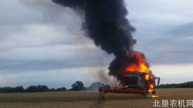 收割机着火