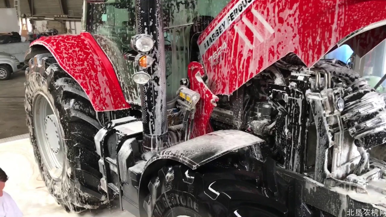 拖拉机进行清洗