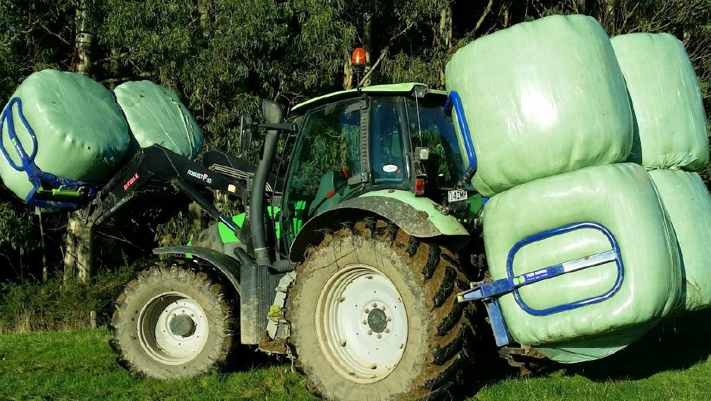 一次最多可以夹持6个草捆的抓捆机