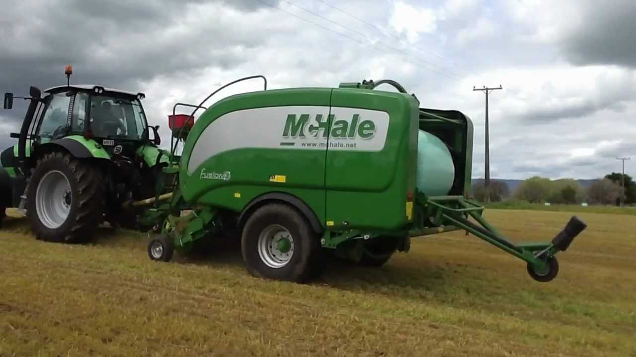 两台牧草捡拾粉碎机作业