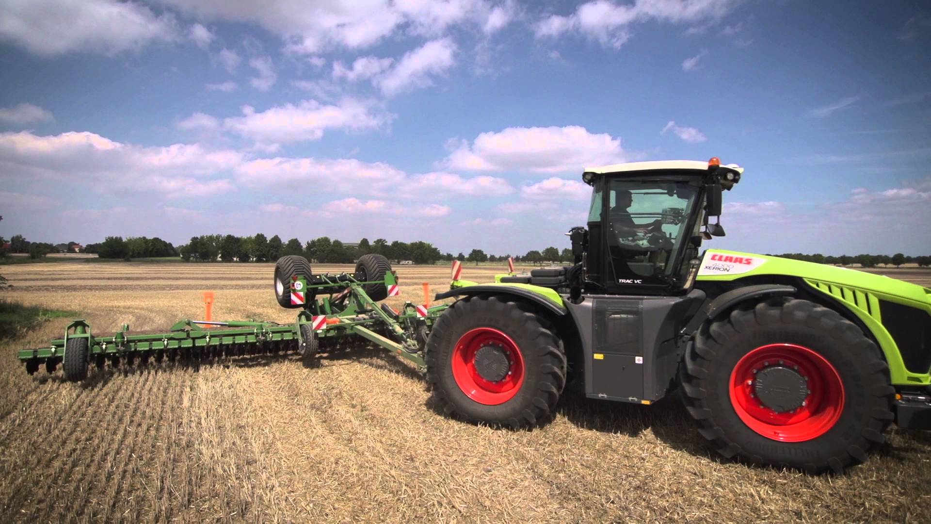 克拉斯Xerion 4500拖拉机配阿玛松Cenius整地机作业