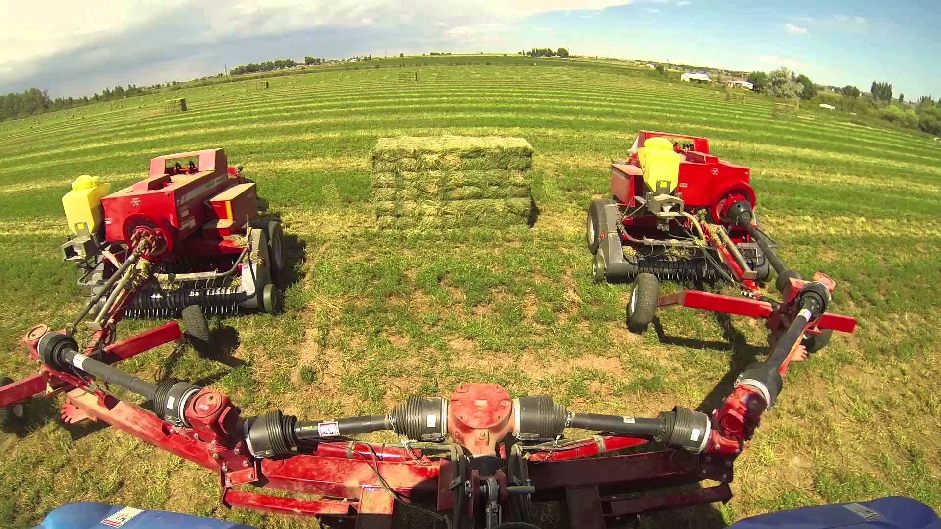 纽荷兰拖拉机同时牵引两台打捆机作业