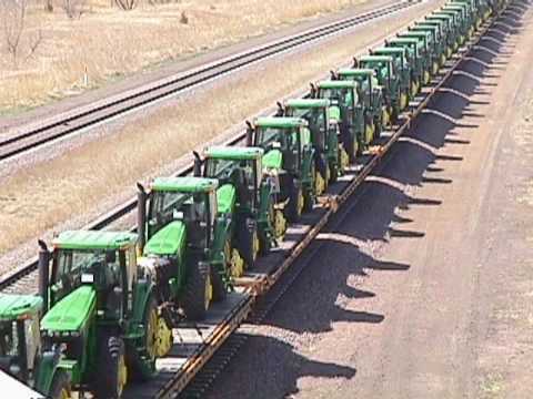 火车拖拉机运输场景