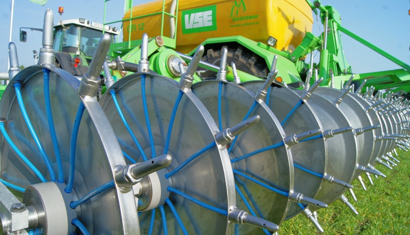 芬特820拖拉机配12m作业幅宽液态肥施肥机