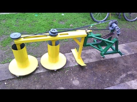 农民自制割草机作业