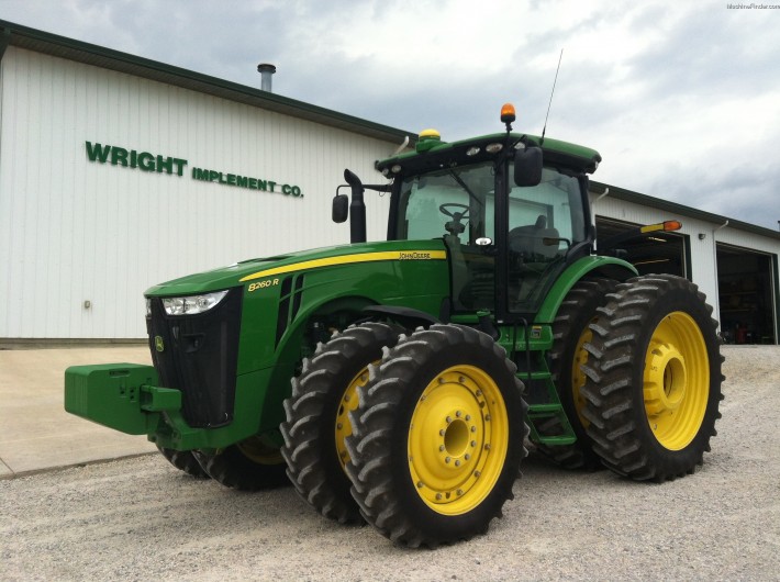 约翰迪尔8260R拖拉机配雷肯Rubin耙作业