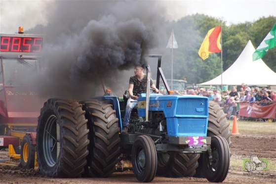 拖拉机牵引力大赛现场视频